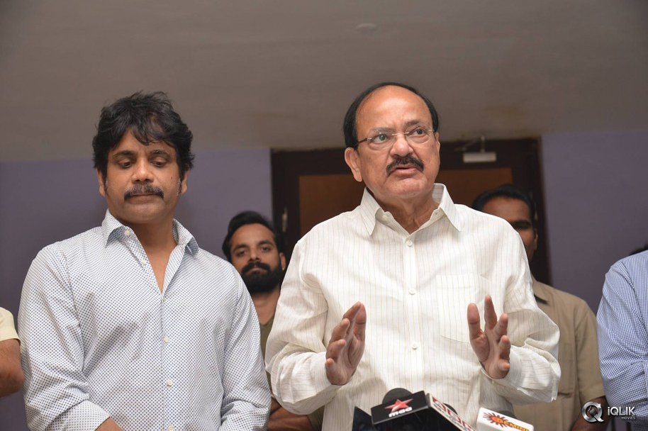 Venkaiah-Naidu-at-Om-Namo-Venkatesaya-Movie-Special-Show